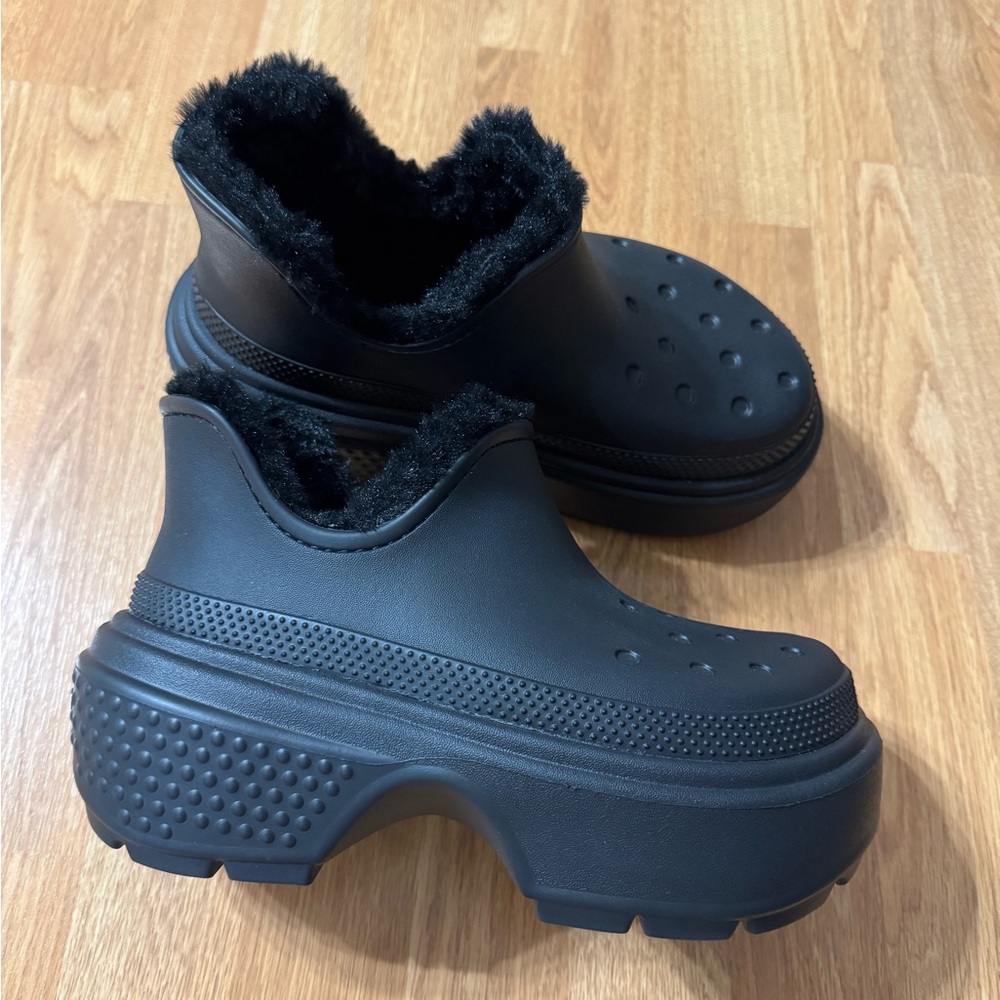 CROCS Stomp Shorty Boot Fur 210673 Black Women’s Size 7 Men’s Size 5